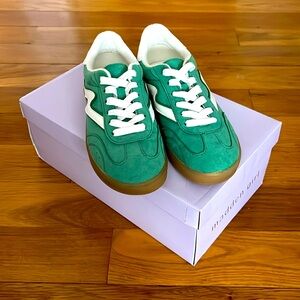 Brand new Giia Sneaker